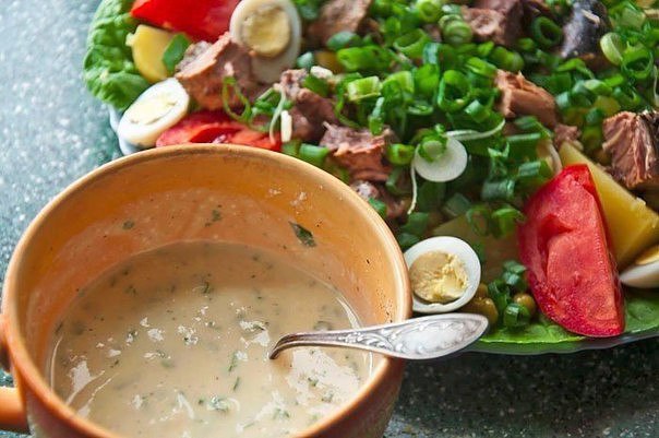 Салат с тунцом и йогуртовой заправкой.Ингредиенты:Листья салатаСваренный в мундире картофель, ...