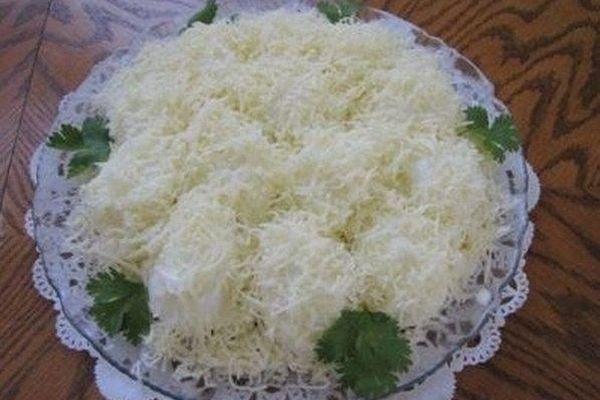 Салат «Рафаэлло» с корейской морковью.филе куриное 300 гшампиньоны 300 гморковь по-корейски 150 гсыр ...