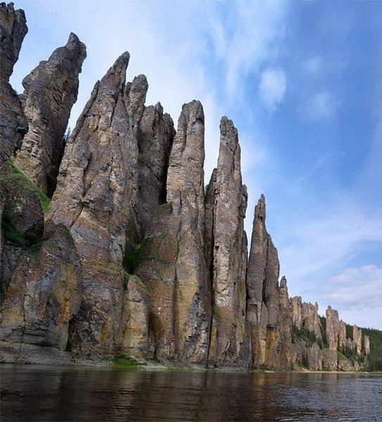 Ленские столбы, Россия.Словно стены огромного старинного замка или каменный лес выстроились вдоль ... - 4