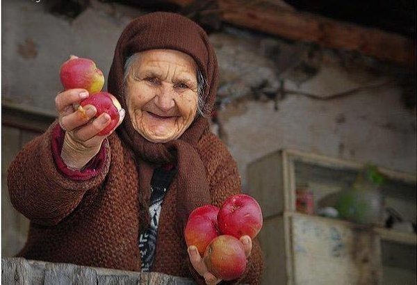 Улыбка лечит от недуга. И лучше понимать друг друга Поможет. Так что улыбайся Почаще всем и не ...