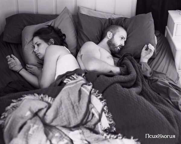 Фотограф удалил телефоны со снимков, чтобы показать, как люди отдалились друг от друга.