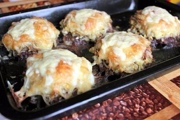 Стожки - блюдо из мясного фарша.Ингредиенты:фарш мясной - 0,5 кгяйца крутые - 3 штукилук репчатый - ... - 5