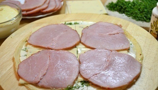 Блинные рулетики с начинкой из ветчины и сыра. Очень вкусная и лёгкая в приготовлении закуска. ... - 7