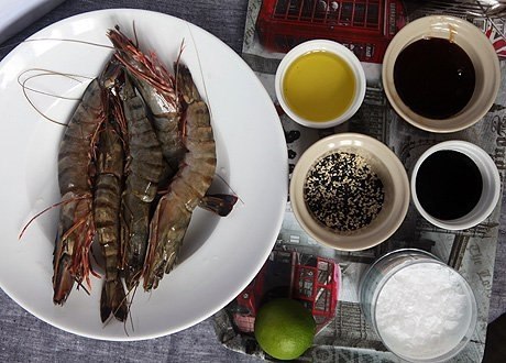 Креветки-гриль с пикантным маринадом.Нам потребуется:Тигровые креветки - 7 шт.,Бальзамический крем - ... - 2