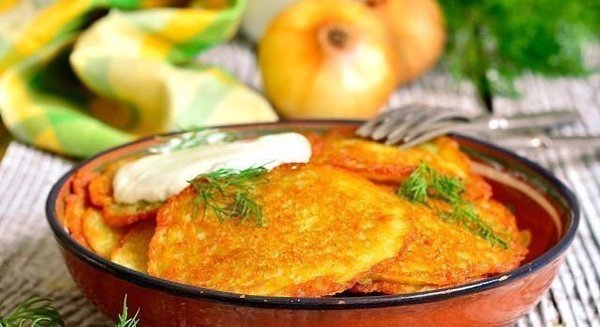 ДРАНИКИ: ТОП-5 САМЫХ ПРОСТЫХ РЕЦЕПТОВ.1. Драники ИНГРЕДИЕНТЫ: картофель - 6 шт (700 г), лук репчатый ... - 2