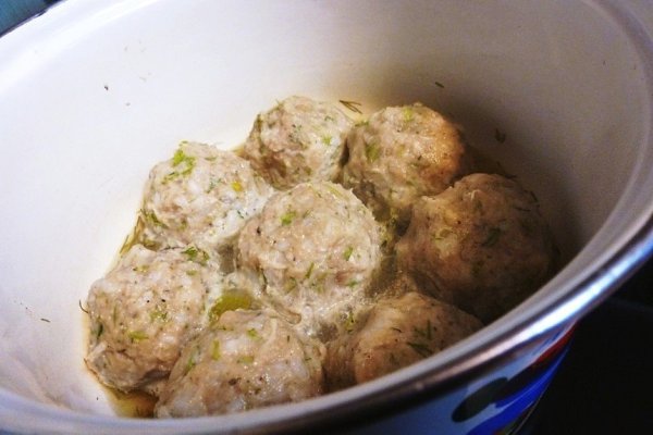Мясные ежики в томатно-грибной подливе.Ингредиенты:Фарш мясной — 300 гРис — 1 стак.Лук репчатый — 2 ... - 3