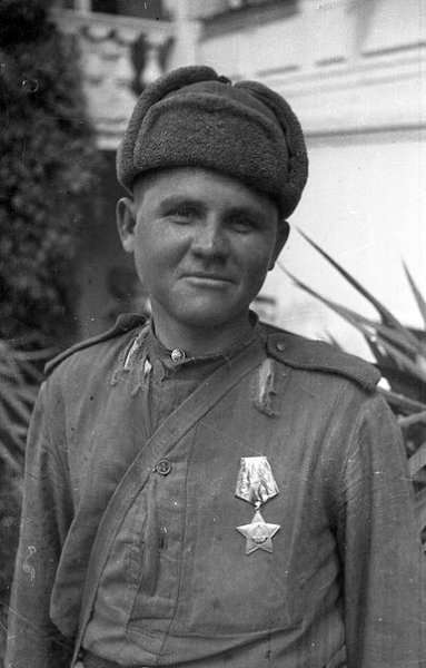 Красноармеец Тишин Николай, разведчик 2-й гвардейской армии, кавалер ордена Славы III степени. 1944 ...