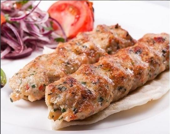 Сочный люля-кебаб из курицы .Ингредиенты: • Куриная грудка 2 кг • Лук репчатый 1 шт. • Чеснок 2 ...