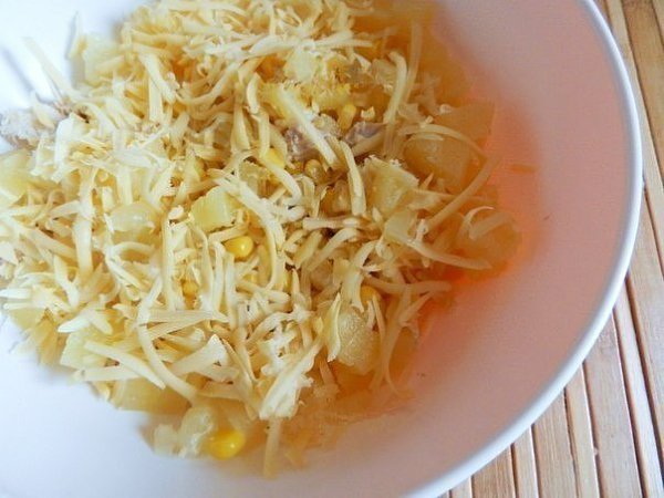 САЛАТ С КУРИЦЕЙ И АНАНАСОМ.ИНГРЕДИЕНТЫ: 1 куриное филе; 50 г твердого сыра; 150 г консервированной ... - 3