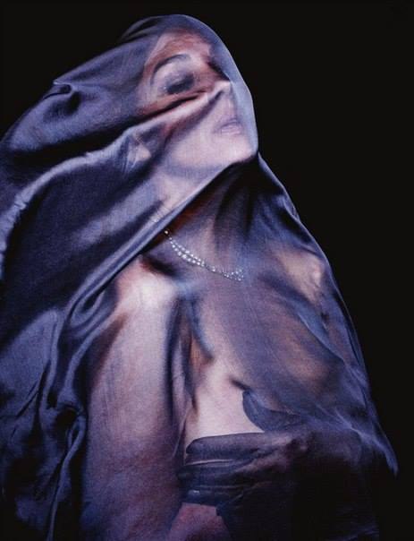Р. Мы любим, кажется, друг друга, Но отчего же иногда От нежных слов, как от недуга, Бежим, ...