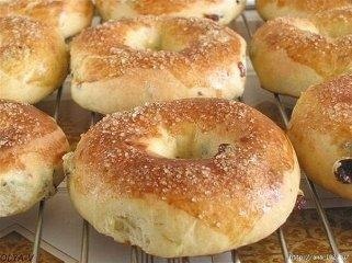 Пышные бублики к чаю или кофе. Отличный рецепт бубликов к чаю или кофе. А смотрите, как они просто ...