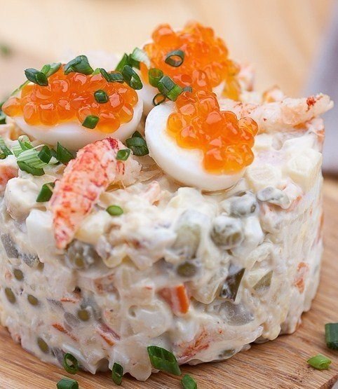 Салат оливье — царский рецепт! Нам понадобится: 2 куриные грудки; 200 гр. раковых шеек (можно ...