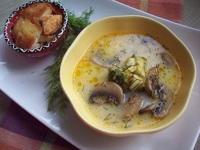 Сырный суп с шампиньонами и брокколи .на 100грамм - 88.62 ккалБ/Ж/У - ...