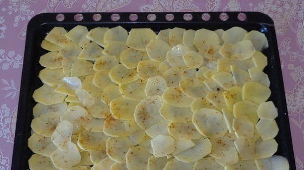 САМАЯ ВКУСНАЯ И ПРОСТАЯ ЗАПЕКАНКА .ИНГРЕДИЕНТЫ: шампиньоны сыр 2 ложки сметаны фарш ломтики ... - 2