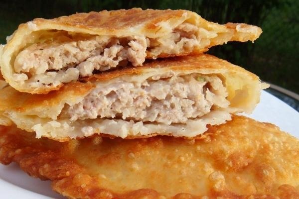 Чебуреки на кефире с мясным фаршем.яйца 1 шт.кефир 1 стакансольмукадля начинки:фарш мясной 500 глук ...