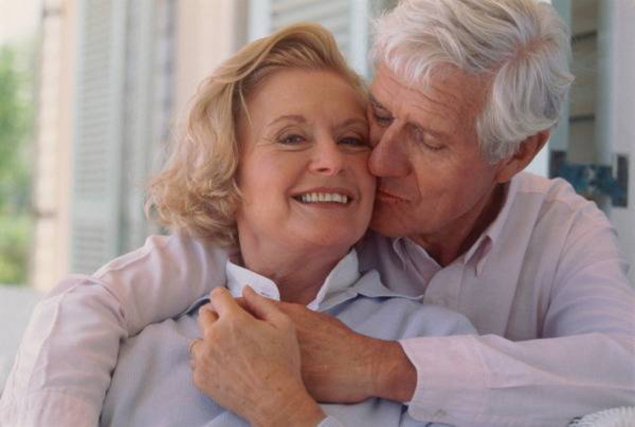 Муж и жена пенсионеры. Мужчина и женщина в возрасте. Пожилые влюбленные. Пожилые влюбленные пары. Влюбленная пожилая пара.