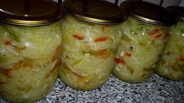 Салат из кабачков. 3 кг.кабачков(натереть на терке для корейской моркови). 2 разноцветных болгарских ...