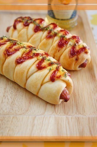 Венские сосиски в тесте/Wiener Sausage Bread. Ингредиенты (для 6 шт.): - мука - 200 г. - сахар - 10 ...