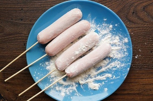 Корн Дог(или сосиска в тесте). Мука - 100 гр. Кукурузная мука - 100 гр. Сахар - 3 ст.л. Паприка - 1 ... - 4