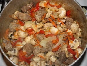 МЯСО, ТУШЕНОЕ С ШАМПИНЬОНАМИ И СЛАДКИМ ПЕРЦЕМ.Ингредиенты:800 г свинины250-300 г шампиньонов2 ... - 5