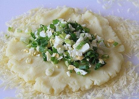Картофельные зразы с луком и яйцом.Нам потребуется:Картофель - 5 шт.,Яйцо куриное - 3 шт.,Лук ... - 3