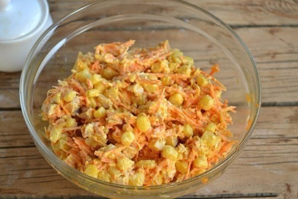 САЛАТ С КОРЕЙСКОЙ МОРКОВКОЙ И КУКУРУЗОЙ.ИНГРЕДИЕНТЫ: Морковь по-корейски — 400 Грамм Копченый окорок ...