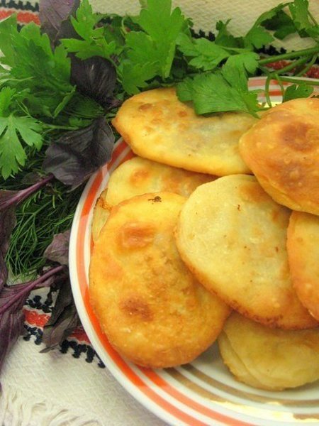 Тонкие жареные пирожки с мясом.Автор: Ирина Ягуби Тесто:- 250 мл кефира, - 1 яйцо, - 0,5 ч.л ...