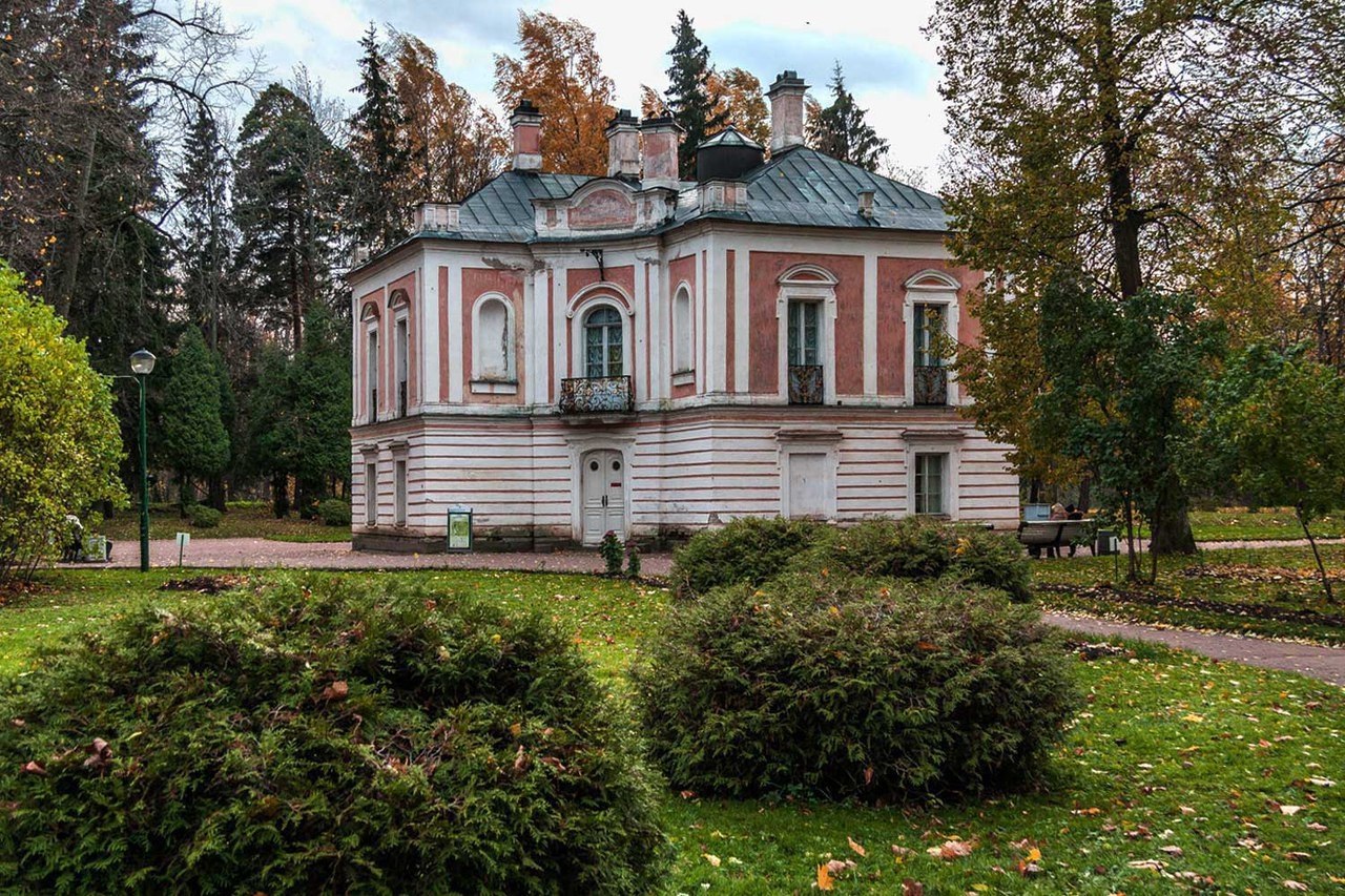 Дворец Петра III в Ораниенбауме. Это одновременно торжественный и скромный дворец Петра III. Дворец ...