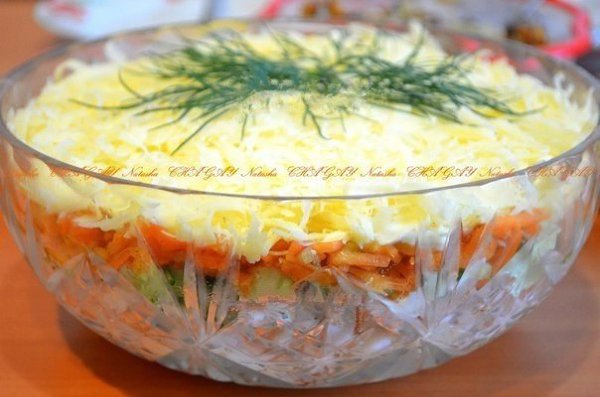 Салат с копченой курицей. .Ингредиенты: 100 г твердого сыра; 2 свежих огурца; 250 г копченой курицы; ...