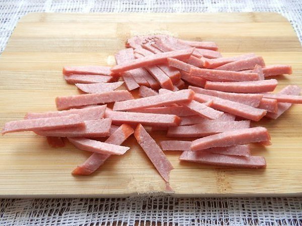 Салат с копченой колбасой и огурцами. Салат с копченой колбасой и огурцами - свежий и одновременно ... - 6