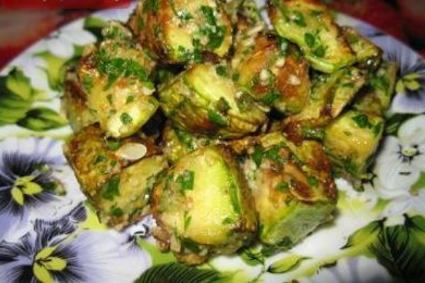 Кабачки, вкуснее мяса .Кабачки молоденькие 2-3 шт. Заправка: грецкие орехи 0,5 стакана петрушка -1/2 ...