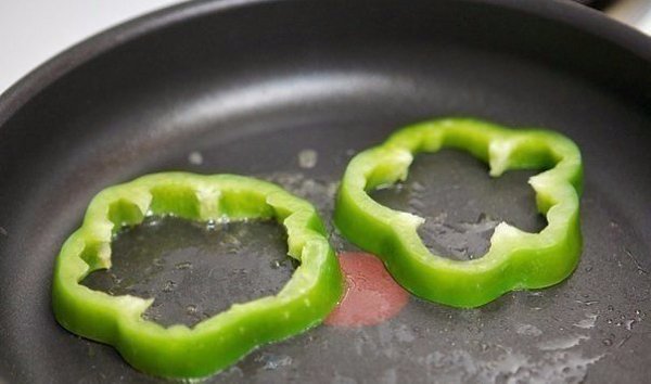 ГЛАЗУНЬЯ В КОЛЬЦАХ ИЗ БОЛГАРСКОГО ПЕРЦА.Очаровательные и очень вкусные колечки. А внутри еще ... - 2