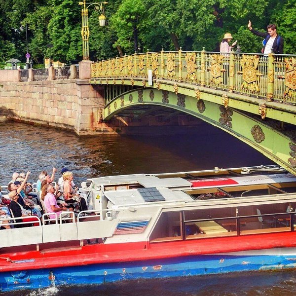 Чисто по-питерски — это махать в ответ плывущим по реке на теплоходе людям!