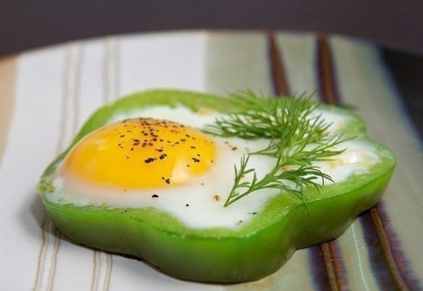 Глазунья в кольцах болгарского перца. Очаровательные и очень вкусные колечки. А внутри еще помидор! ...