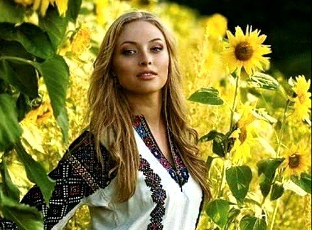Мы, женщины, по-разному с годами.Справляемся, борясь за красоту:Одна морщинки прячет за ...