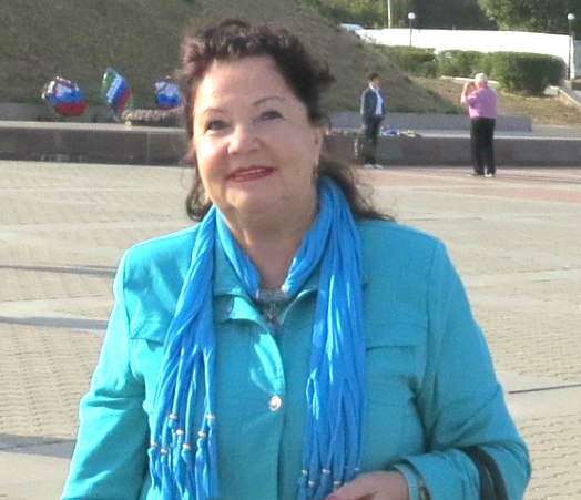 Мы, женщины, по-разному с годами.Справляемся, борясь за красоту: Одна морщинки прячет за очками, ...