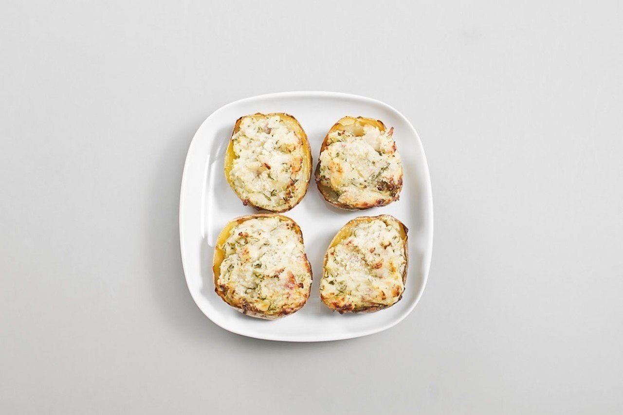 Картофель, запеченный в мундире.Ингредиенты (4 порции):Картофель - 4 шт.Чеснок - 4 зубчикаМасло ... - 5