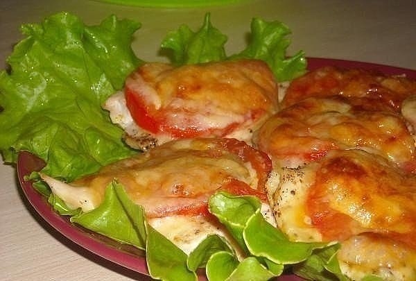 Куриное филе под сыром с помидорами.Ингредиенты:- филе куриное, 600-700 гр.;- помидоры, 3-4 шт;- ... - 4