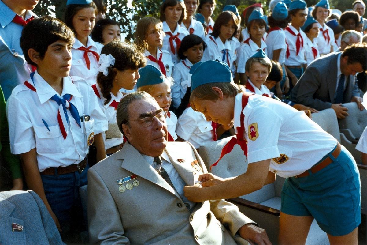 Пионеры там идут по улице идут. Брежнев Артек в Артеке в 1979. Брежнев в пионерлагере Артек. Брежнев в Артеке в 1979. Пионерия в СССР Артек.