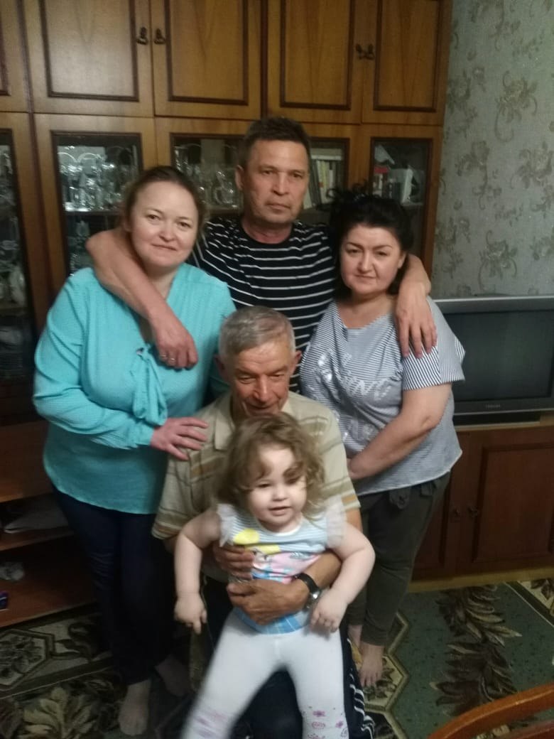 Время бежит очень быстро... Вроде недавно были маленькими и сидели в соседней комнате в кругу других ...