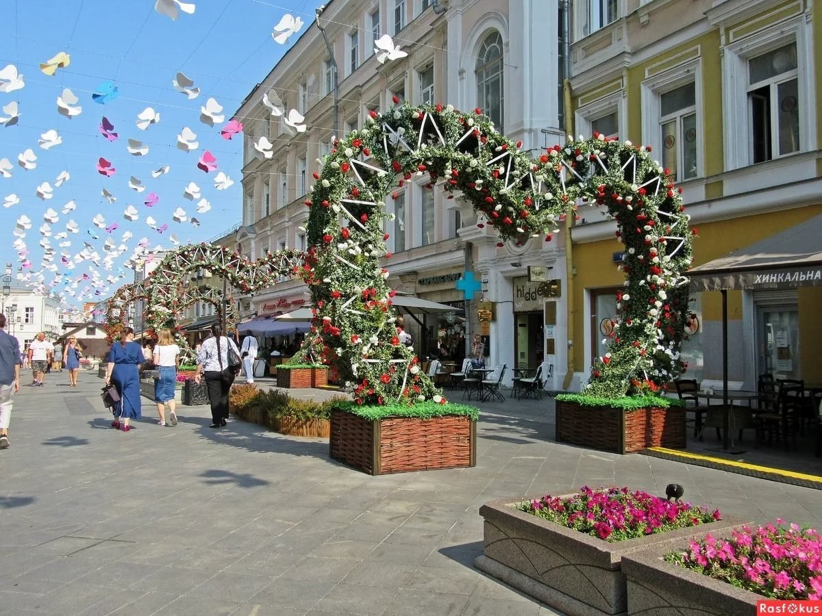 Изделия город. Лето Москва Камергерский. Камергерский парк. Камергерский переулок Питер. Цветник в Камергерском переулке.