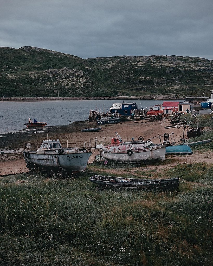 Териберка рыбачий. Рыбацкий поселок териберка. Островной кольский полуостров. Мыс скорбеевский полуостров рыбачий. Лодейное териберка.