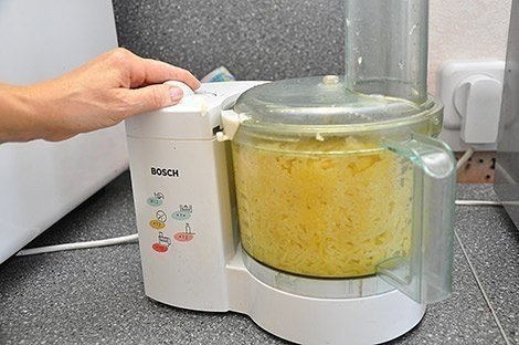 Картофельная пицца на сковороде.на 3-4 порции:700 г очищенного картофеля,2 яйца,2 ст. ложки муки,3-4 ... - 3