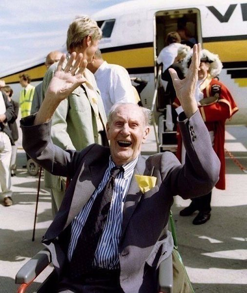101-летний мужчина радуется успешному приземлению в лондонском аэропорту. Этот человек родился еще ...