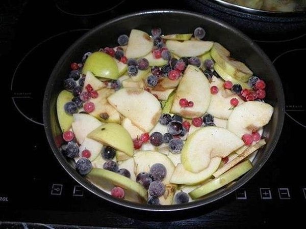 Шарлотка. Этот пирог всегда меня выручает, когда «гости на пороге», рецепт простой, выпекается ... - 6