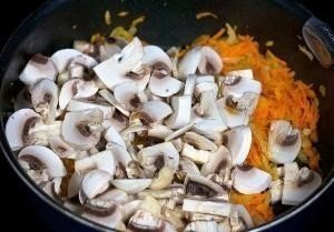 Сливочный суп с рисом и грибами.Ингредиенты:4 куриных крышка (или другое мясо курицы);2 ст. ложки ... - 4