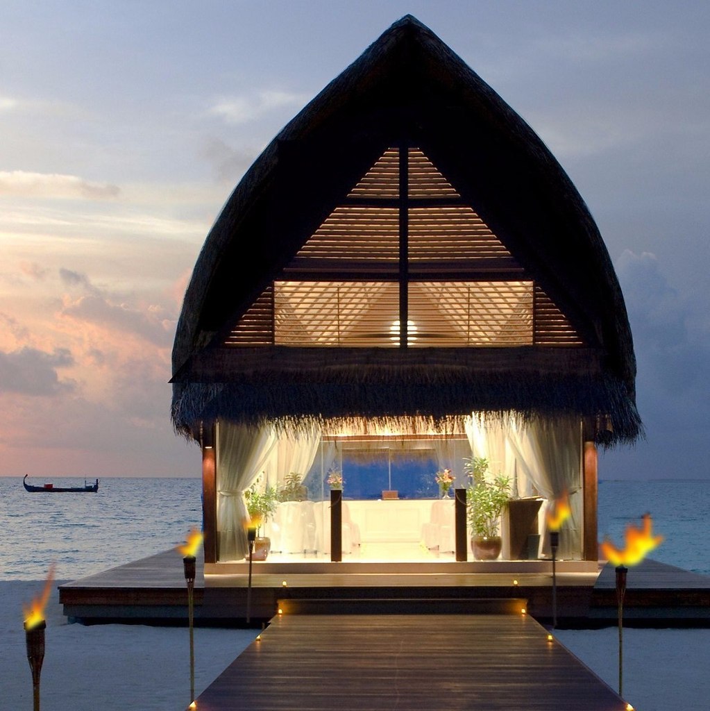 Счастье охотнее заходит в тот дом, где всегда царит хорошее настроение. — Лев Толстой