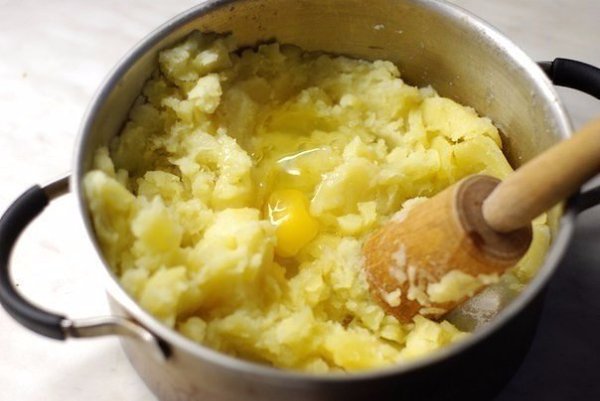 КАРТОФЕЛЬНЫЕ КОТЛЕТЫ С КУРИЦЕЙ .Нам потребуется: -картошечка -лучок -курочка -яичко Готовим ... - 2