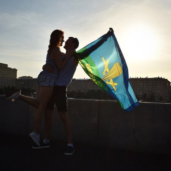 У каждого десантника есть девушка, но не у каждой девушки есть десантник)