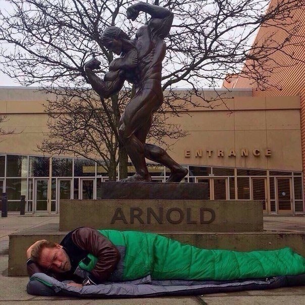 НИЧТО НЕ ВЕЧНО.Знаменитый актер Арнольд Шварценеггер разместил фотографию где он спит на улице, под ...